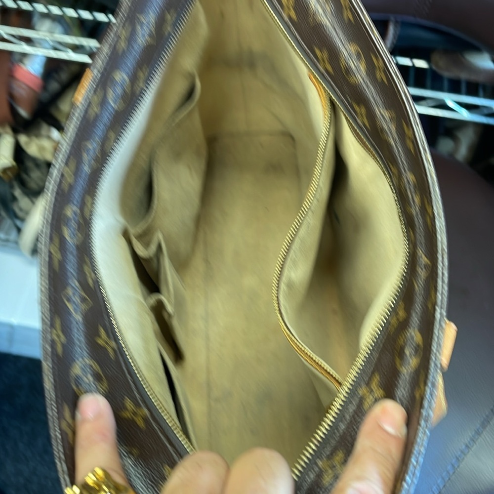 LV monogram tote have 2 small tear hardly noticeable - Picture 3 of 9